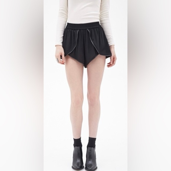 Forever 21 Black Faux Leather Trim Tulip Flowy Shorts in Small - Picture 1 of 8